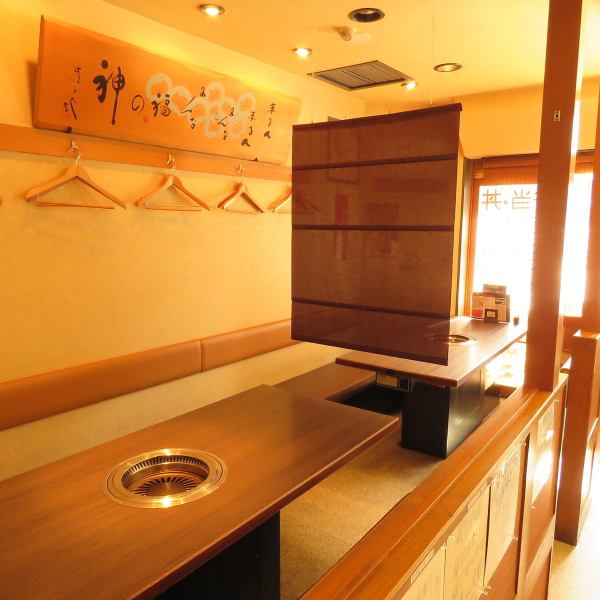 [Suitable for 2 to 4 people] Spacious table seats.There are partitions for each group, so you can enjoy your meal with peace of mind.Please use it when you want to eat a little meal after work, a birthday party, a date, or eat delicious meat with your friends.