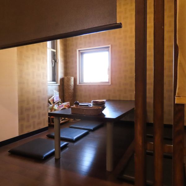 ご友人とのランチや飲み会などにぴったりのテーブル席に、靴を脱いでお家の様にくつろぎながらお食事いただけるお座敷席もございます。お座敷席は小さいお子様のいらっしゃるお客様にもおすすめのお席です！小学生、中学生は大人料金よりお得に食べ飲み放題がご利用いただけます。食べ盛りのお子様のいるご家庭にも◎