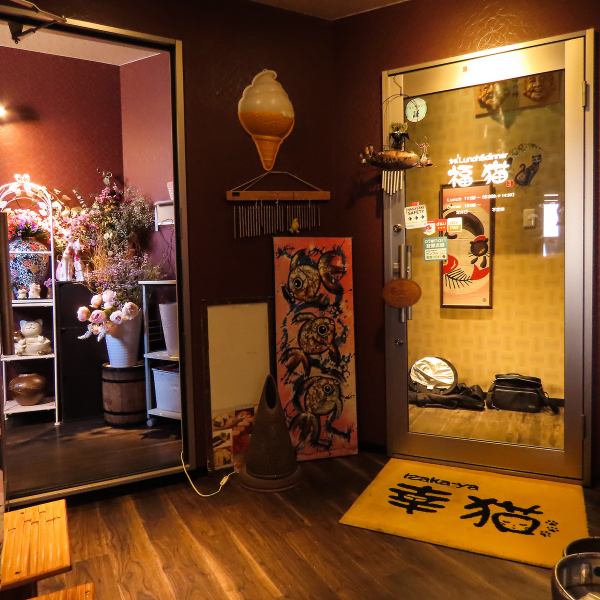 かわいらしいピンク色の壁が目を引くお店の入口。お料理はもちろんお客様にくつろいでいただけるお店づくりにもこだわっています。ガラスの扉を開ければ笑顔のスタッフが皆様をお迎え！初めてご来店のお客様もどうぞお気軽にご来店下さい。ランチタイム、ディナータイムともに元気に営業しております。