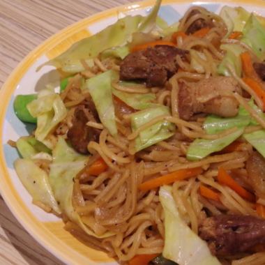 フィリピンでは屋台などでも人気の「PANCIT　CANTON(パンシット　カントン)」はフィリピン風焼きそば◎