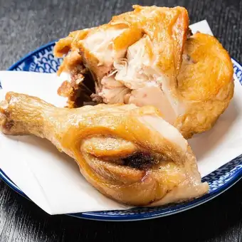 半只小鸡，经过四天的准备，风干过夜，然后油炸（1/4份）