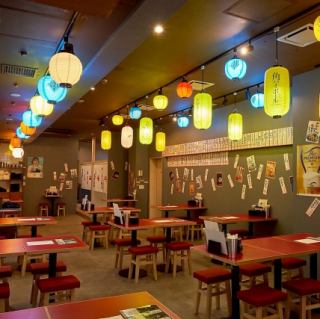 落ち着いたモダンな雰囲気の店内。ゆったりくつろげる、お座敷席もございます!1人様でも団体様でも大歓迎です!