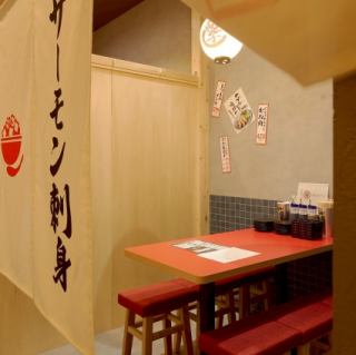 明るい木目調の店内。どこか懐かしさを感じる店内で自慢の餃子とお酒をお楽しみください。