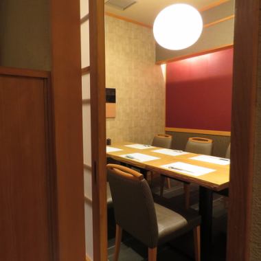 Completely private room seats can accommodate up to 4-8 people.Please enjoy the special dishes in a calm space.This room is recommended for various banquets such as welcome and farewell parties, year-end parties, and New Year's parties.Please feel free to contact us.