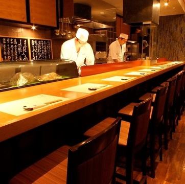Counter seats where you can see the sight of fresh fish in front of you ♪ Perfect for one person! We have first-class food and various types of sake.Please feel free to ask "What is your recommended dish? What is your drink?"