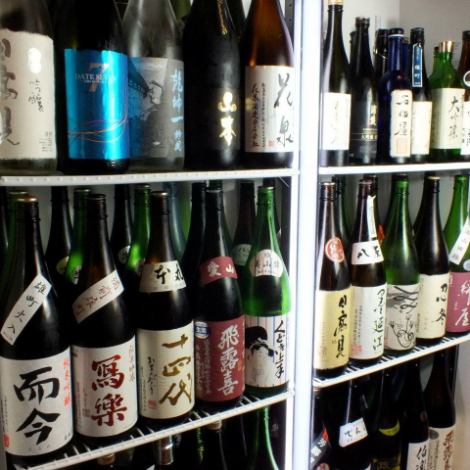 Famous sake lined up in the showcase ♪ Not to mention local sake from Hokuriku! We have a wide selection of famous sake from Tohoku ♪ There are various types of sake that you can't usually drink!