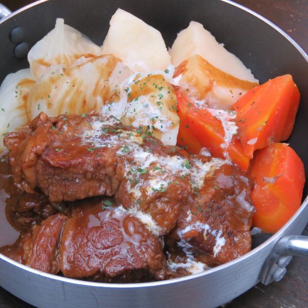 [Simmered slowly ♪] Exquisite beef stew 968 yen (tax included)