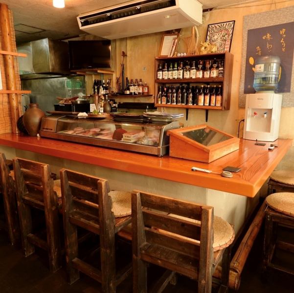 静かで落ち着いた雰囲気のカウンター席は、大切な人とのデートや記念日でのご利用に最適です。職人の鮮やかな手さばきを目の前で楽しみながら、新鮮なお寿司と美酒をご堪能ください。特別な日を彩る、記憶に残るひとときをお届けします。