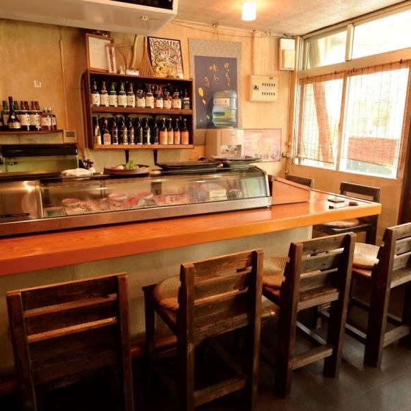 「大人の隠れ家」をテーマにした、静かで落ち着いた雰囲気の空間。ゆっくりと会話を楽しみながら食事をしたい方におすすめです。近隣にコインパーキングもございますので、お車でも安心してご来店いただけます。接待や会食、大切な方との食事など、様々なシーンでご利用ください。