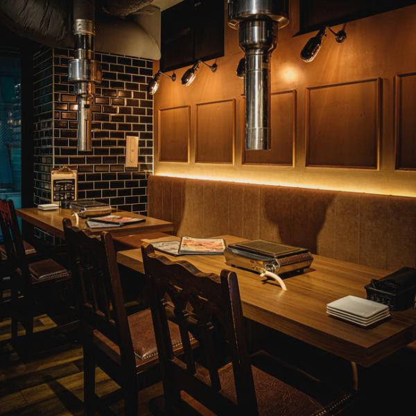[Wide table with roaster] The interior of the store is casual and easy to enter in a stylish and calm atmosphere.The open interior is very comfortable, and you can spend a pleasant time while slowly enjoying meat and alcohol.We are also particular about ventilation, so please feel free to visit us.