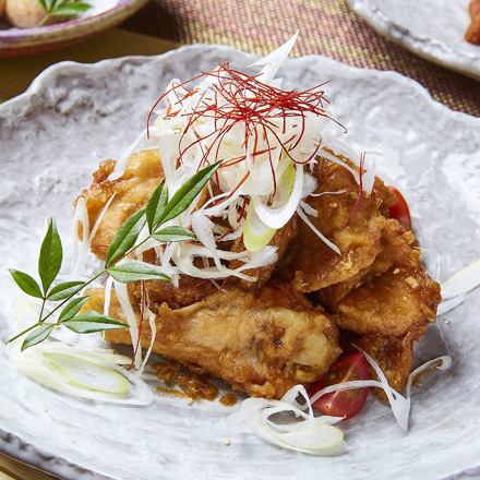 ☆ 新鮮烤鰹魚和整隻雞的「櫻島套餐」（8道菜）4,500日圓，含無限暢飲