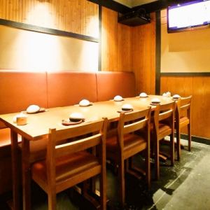This seat is a table sofa seat for 8 to 10 people.This seat is recommended when you want to get excited at a drinking party.[1 minute walk from Kanda Station] At the izakaya <Kojigura / Kanda store> where you can enjoy authentic Kyushu and Okinawan cuisine, we have a large number of items such as 3980 (tax included) where you can enjoy Miyazaki's specialty, which is ideal for large banquets!
