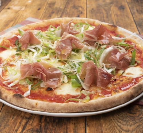 瑪格麗特披薩配韭蔥和義大利燻火腿