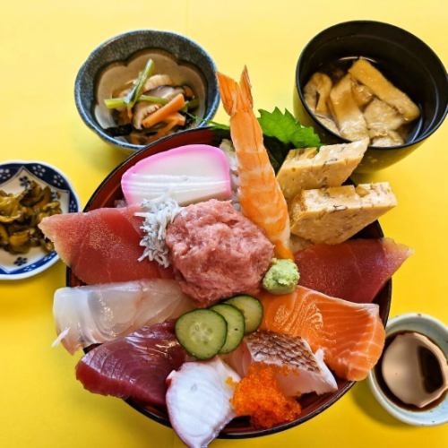 "Seafood bowl with lots of ingredients" 1,450 yen (tax included)