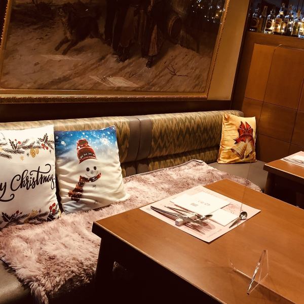 Recommended sofa seats for girls-only gatherings and dates ♪ You can also see the view of Higashiyama from the front window.Infectious disease countermeasures such as maintaining a certain space between seats and installing acrylic plates are being implemented.