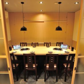 4名様掛けのテーブルを繋げて大人数でご案内することも可能です。