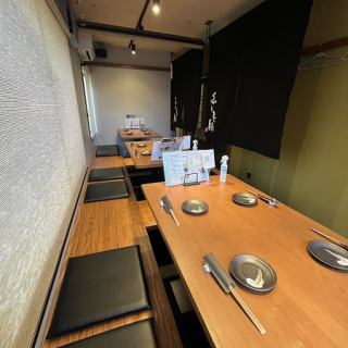 2階は11名様～15名様迄貸切にも対応しております！大人数での宴会や歓送迎会等の際はぜひ当店で！シーンに合わせてご利用可能となっております♪アットホームな空間でありながら落ち着いた雰囲気の店内でご宴会をお楽しみください！不明点やご相談はお気軽にお問い合わせくださいませ。