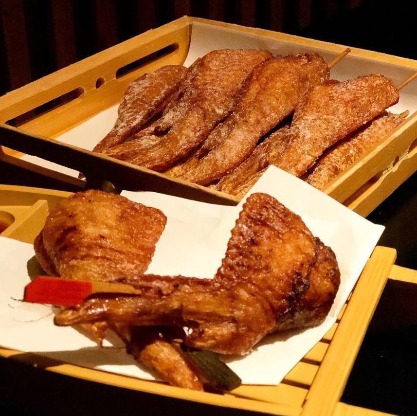 名物ふく手羽や、柔らかな肉質が自慢の馬刺しも人気です！