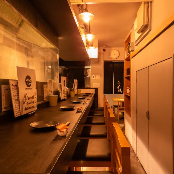 【1F】6名のカウンター席。広々としたテーブルで、お食事をお楽しみください♪目の前に厨房がある為、お一人様でも退屈せずお料理をお待ちいただけます♪また、デートや、会社帰りのサクのみにもおすすめのお席です◎対面で座らないので、緊張感が緩和されて会話もお酒も進みます☆