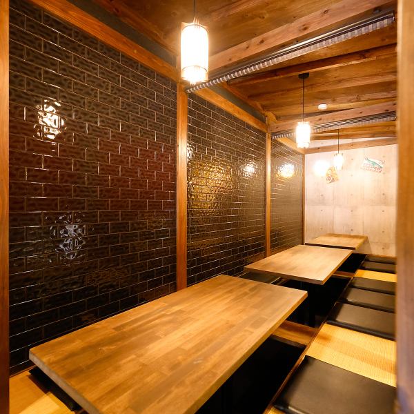 5名席×3掘りごたつ席。最大18名様まで収容可能です！長時間でも無理なくおくつろぎいただけ、落ち着いた空間で、ゆっくりとお食事を楽しめます。宴会や家族の集まりなど、用途に合わせてご利用ください。45名様～51名様まで貸し切りも可能です、お電話にてお問い合わせくださいませ。