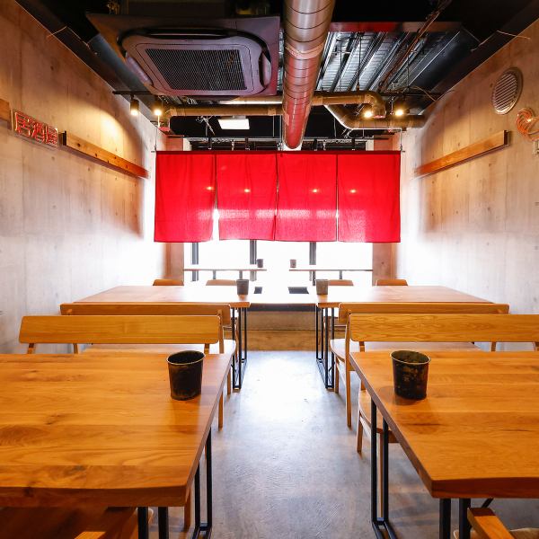 5名席×2テーブル席。テーブル席は広々とした環境でごゆっくりとお過ごしいただけます。最大20名様迄ご案内可能ですので、各種ご宴会におすすめのお席となっております！明るい店内は様々なシーンでご利用いただけるお席となっております。ぜひご利用ください！