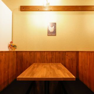 2名のカップルシート。靴を脱がずにご利用いただけるテーブル席です☆気取らない雰囲気で向かい合ってお食事をされたいカップルにおすすめ！