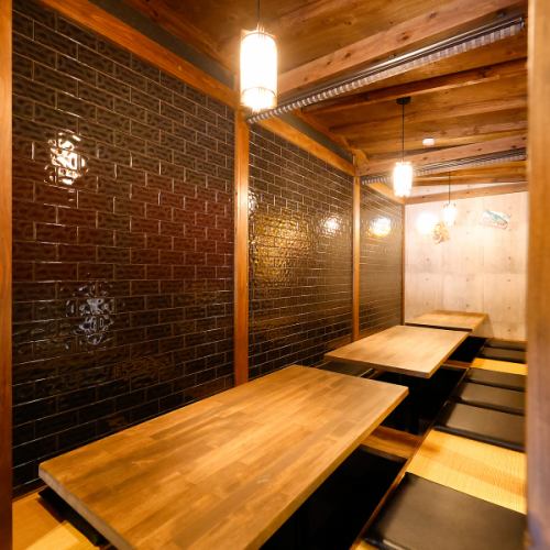 少人数でも最大18名の中人数での飲み会にもピッタリな5人×3席の半個室がございます◎アットホームな空間でありながら落ち着いた雰囲気も併せ持っている席で当店自慢の料理とお酒をお楽しみください。シーンに合わせてご利用可能ですのでお気軽にお越しくださいませ。