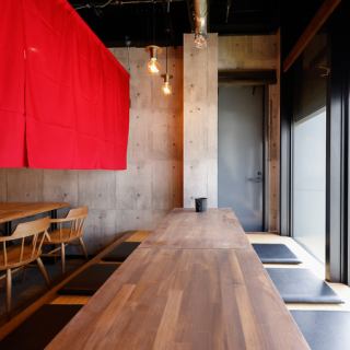 ちょっとした集まりにもピッタリな5人×2席もご用意できます◎開放感のある空間でお食事とお酒がお楽しみ頂けます♪料理を一度にたくさん置ける余裕のある掘りごたつ席は、しっかり食べたい方にもおすすめ！席を連結すれば最大12名様迄ご利用可能です！シーンに合わせてご利用可能ですのでお気軽にお越しくださいませ。