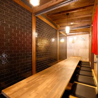 45名様～51名様迄貸切にも対応しております！大人数での宴会や歓送迎会等の際はぜひ当店で！シーンに合わせてご利用可能となっております♪アットホームな空間でありながら落ち着いた雰囲気の店内でご宴会をお楽しみください！不明点やご相談はお気軽にお問い合わせくださいませ。