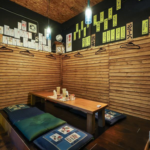 和を基調とした店内は、心落ち着く雰囲気で仲間と囲むお食事が一層楽しくなる空間。広さは機能的でありながら、くつろぎ感を忘れない造りが特徴です。最大10名様まで対応可能な小上がり席を完備しておりますので、ご宴会にぜひご利用ください◎