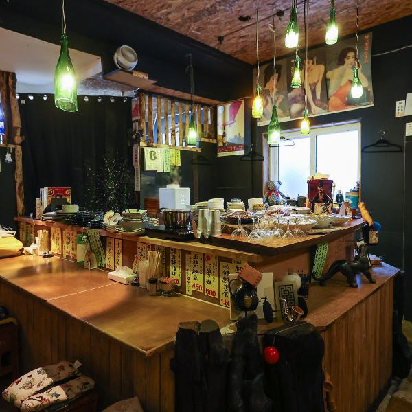 全10席のコの字型のカウンター席は、目の前に並ぶおばんざいを眺めながらお食事が楽しめる特等席♪ちょっとした少人数での集まりや、一人でのサク飲み利用にも応えられる心地よさを追求しています◎ぜひお気軽にお越しください。