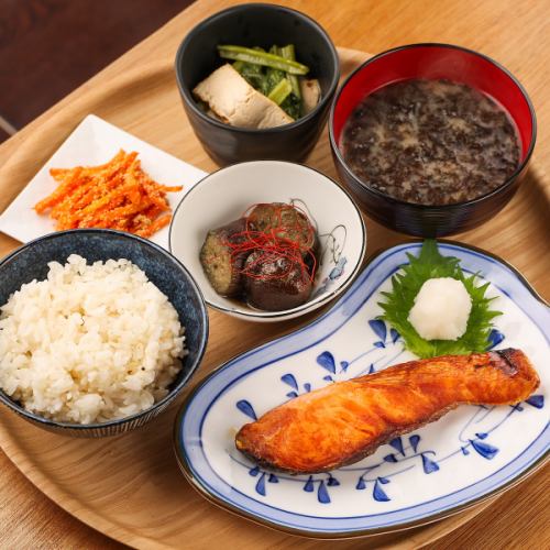 お食事のみのご利用にも◎ご飯が進む「紅鮭・銀鮭定食」でお腹も心も満たされる