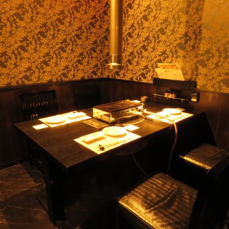 We have 4 private rooms for 4 or 6 people that you can enjoy without worrying about the surroundings.接 also entertaining
