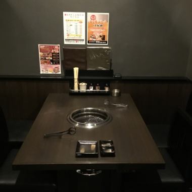 周りを気にせず焼肉を楽しめる個室席がございますので、プライベートの仲間の少人数の集まりや、家族との食事、接待などにもオススメ。