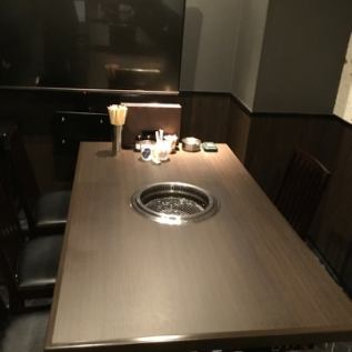 ゆったり６名テーブル席は、各種宴会におすすめ