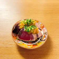 蒜蓉柚子辣椒醬配炙烤鰹魚（當季第一批捕獲的鰹魚）。