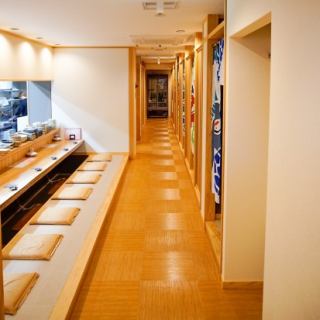 [All seats are non-smoking] We also have spacious sunken kotatsu seats that are perfect for ladies' parties and various banquets.