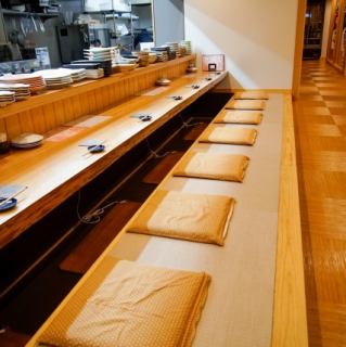 Luxurious counter seats made from a single piece of cedar from Kamiyama Town, Tokushima Prefecture.