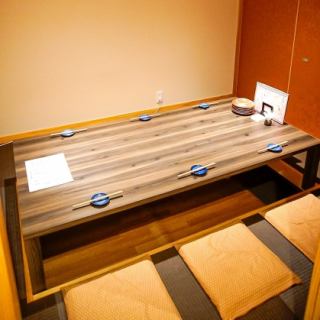 We have private rooms with sunken kotatsu tables that are popular for entertaining and various banquets.