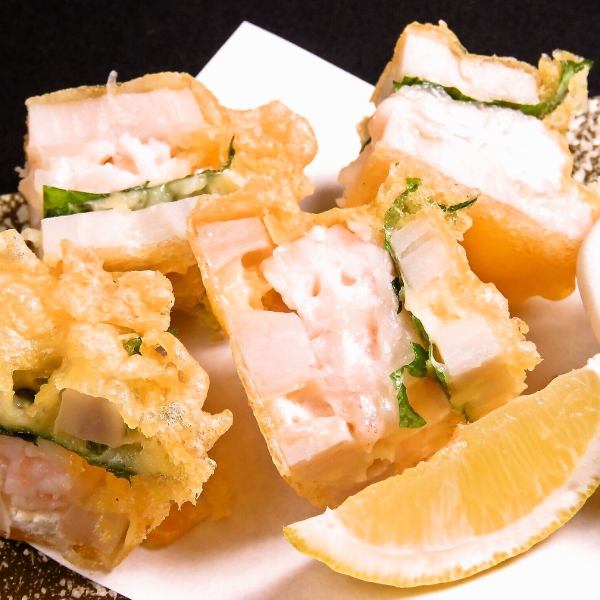 【レンコンはさみあげ】サクサクの衣に包まれたレンコンの中には、たくさんの具材が詰まっています。