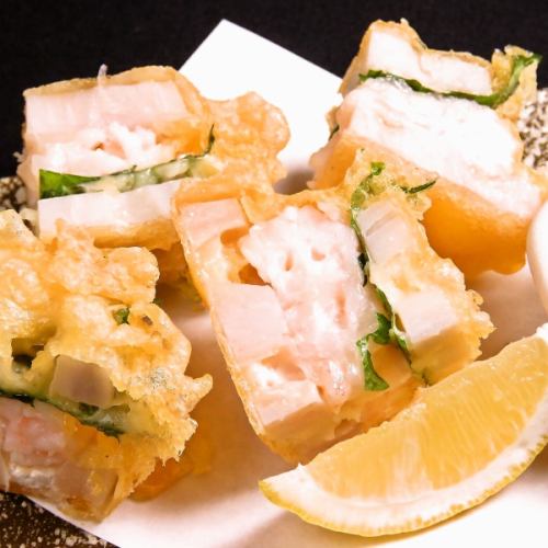 【レンコンはさみあげ】サクサクの衣に包まれたレンコンの中には、たくさんの具材が詰まっています。