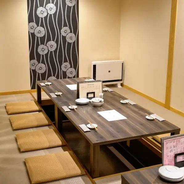 『掘りごたつ個室。』全席禁煙。店内は木目調の和空間で統一され、温かく落ち着いた個室席が魅力です。女子会や各種宴会にピッタリな広々掘りごたつ席もご用意しております。ロールスクリーンを降ろすことで半個室席となります。