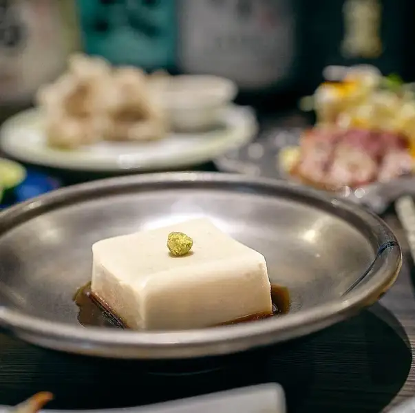 『幻のごま豆腐』吉野葛に胡麻ペーストをたっぷりと加えて練りあげた、当店こだわりの逸品。税込580円