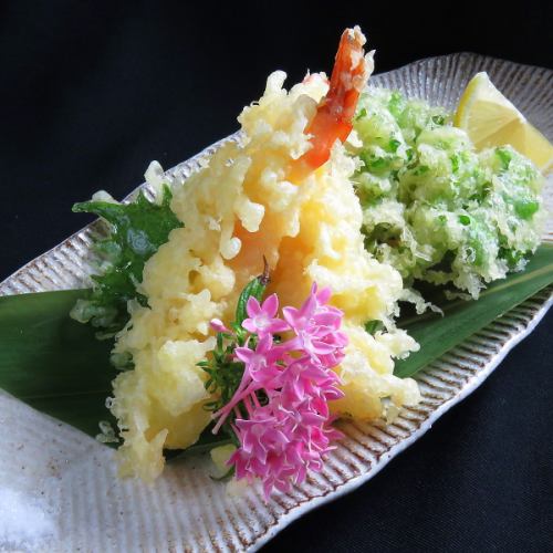 A dish that highlights the craftsmanship of the chef: "Large shrimp and vegetable tempura"