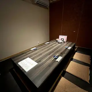 我们有带下沉式座椅的私人包间，非常适合招待客户和举办各种宴会。