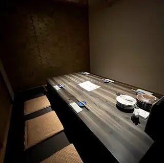 我们有带下沉式座椅的私人包间，非常适合招待客户和举办各种宴会。