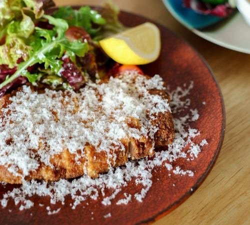 地元商店街の精肉店から仕入れた県産豚をミラノ風にアレンジ！
パン粉にローズマリーを加えて香り高く、オーブンでじっくり火入れ。
サクッと軽い仕上がりは、ワインとの相性も抜群です🍷

#那覇グルメ #沖縄県産豚 #ミラノ風カツレツ #VERYおすすめ
