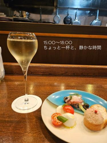 【ちょっと時間あるときに】

15時すぎ。
待ち合わせには早いし、帰るにはちょっともったいない。

そんなときは、
ふらっと寄ってワインを一杯と、ちょこっと前菜。

カウンターでぼーっとしてもいいし、
スタッフとちょっとしゃべってもいい。

気軽に使える、そんなお店です。

📍壺屋アーケードの中、1階の路面店
🕒 15:00〜18:00の間は、ちょっと特別な時間帯です🍷

#那覇昼飲み #ワイン好きと繋がりたい #15時から飲める店
#壺屋バル #おひとりさま歓迎 #那覇グルメ #VERY_okinawa