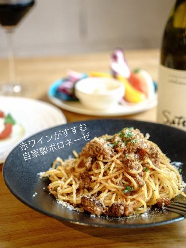 【赤ワインがすすむ、自家製ボロネーゼ】

お腹がすいてるときも、ちょっと飲みたいだけのときも。

自家製のボロネーゼは、赤ワインに“ちょうどいい濃さ”。
ひとくちで気分がほぐれて、
あとはワインと、好きなペースで。

ゆったり座れるカウンターで、今日も開いてます🍷

#自家製ボロネーゼ #ワインとパスタ #VERY_okinawa
#那覇バル #壺屋アーケード #大人のひとり時間 #昼飲み女子