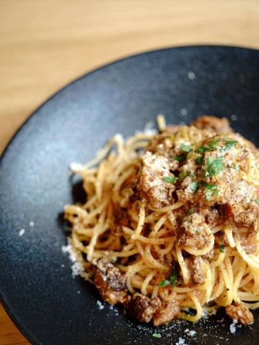 We 🫶🍝
今回ご紹介するのは、当店で愛情込めて仕込んでおります
【自家製ボロネーゼ】💁♀️
お肉の存在感、旨味の溶け込んだソースにチーズのコク
想像したらお腹が減ってきちゃいます😫
大人からお子様まで大人気の商品です♪
皆様ぜひ食べにいらして下さいね😆
赤ワインとの相性もバッチリですよ👍🍷
皆様のご来店スタッフ一同心よりお待ちしております♪
『美味しい食事とお酒
大人が楽しめる時間と場所』
RESTAURANT AND BAR VERY
TEL:098-866-0901
住所:那覇市壺屋1-7-5民衆ビル1階
営業時間:月・水・木・日:15:00〜23:00
金・土:15:00〜24:00
(L.O.営業終了1時間前)
定休日:毎週火曜日
ご予約はお電話、DM、プロフィールwebページで!
ご来店お待ちしております😌
#那覇ディナー
#那覇ワイン
#那覇イタリアン
#那覇グルメ